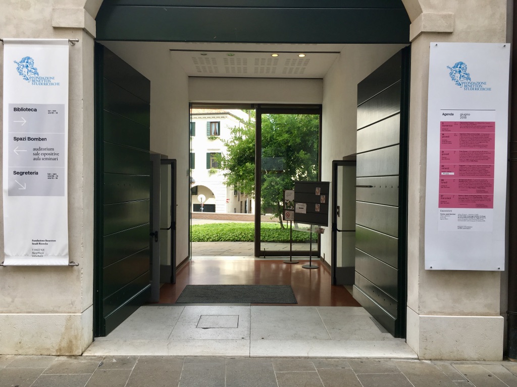 1 The entrance to the Fondazione Benetton Studi e Ricerche on Via Cornarotta